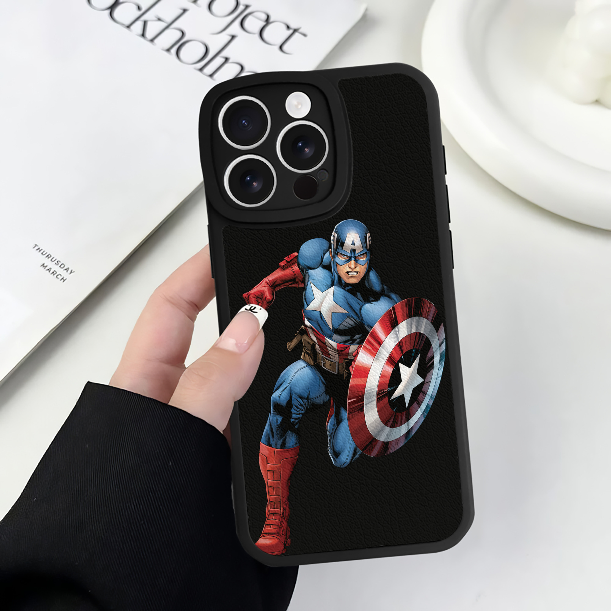 （画像用） アベンジャーズ The Avengers 【iPhone 16シリーズ対応】シリコンスマホケース（レザー調） 材質：シリコン